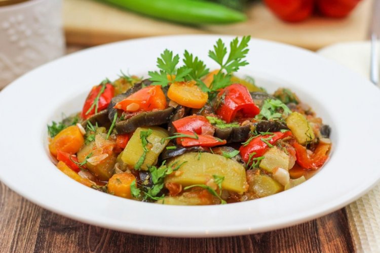 Guarnición de patatas con berenjenas