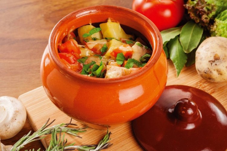 Patatas con verduras en cazuelitas