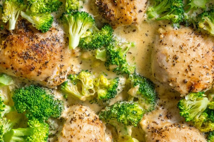 Chicken with Broccoli in Wine in the Oven