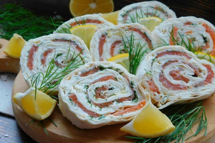 Rollo de lavash con queso crema y salmón