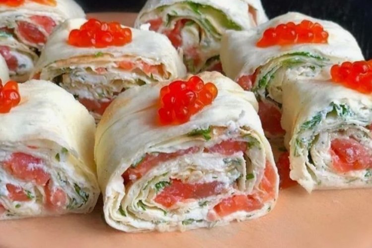 Rollo de lavash con queso crema, salmón y pepino