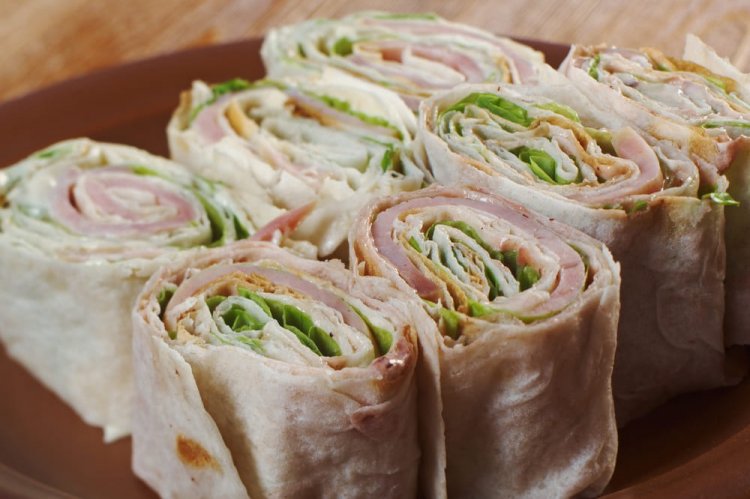 Rollo de lavash con queso crema y pepinillos