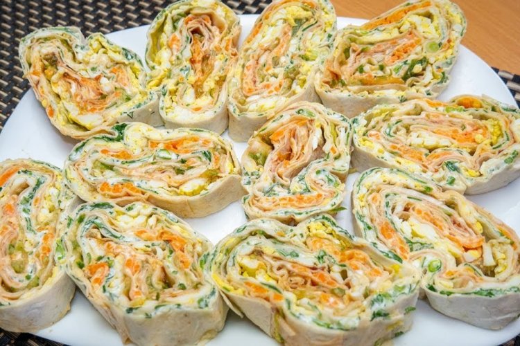 Rollo de lavash con queso crema y zanahoria coreana