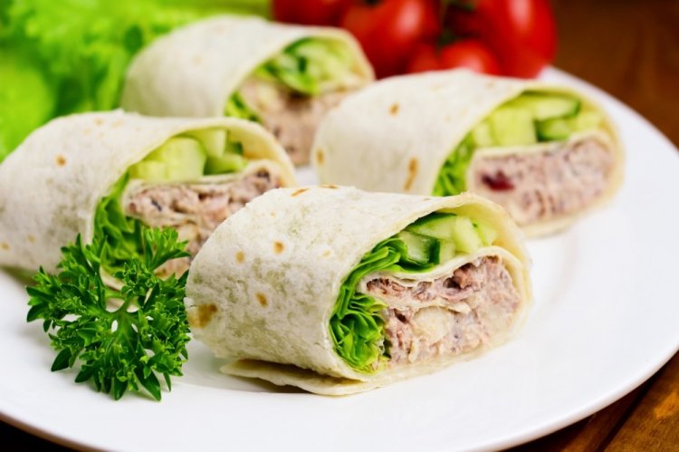 Rollo de lavash con atún y queso crema
