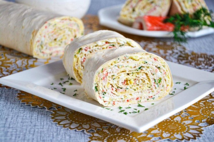 Rollo de lavash con queso crema, palitos de cangrejo y maíz