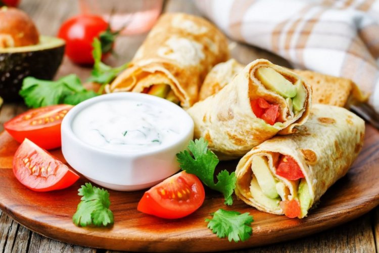 Rollo de lavash con queso crema, aguacate y tomate