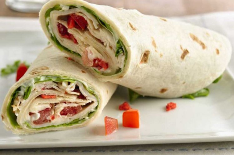 Rollo de lavash con queso crema y verduras