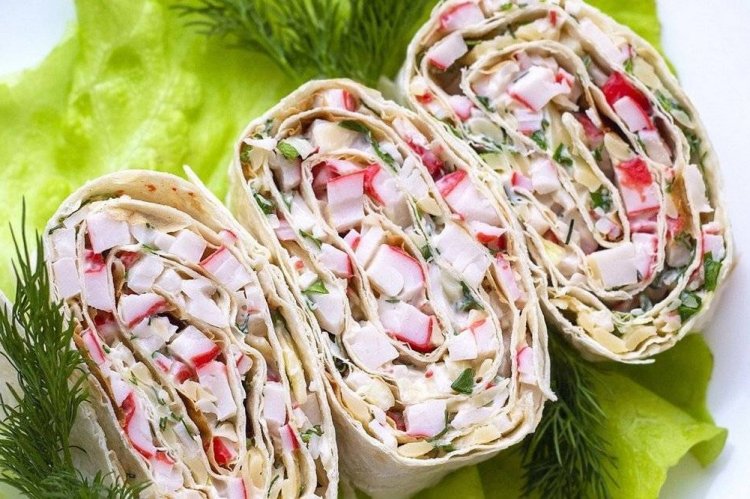 Rollo de lavash con palitos de cangrejo y queso crema