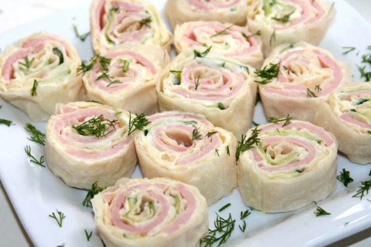 Rollo de lavash con jamón y queso crema