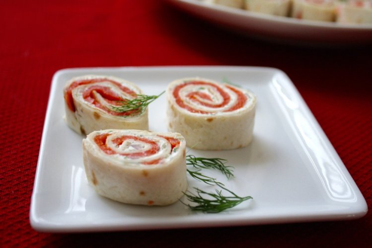 Rollo de lavash con salmón, queso crema y aguacate
