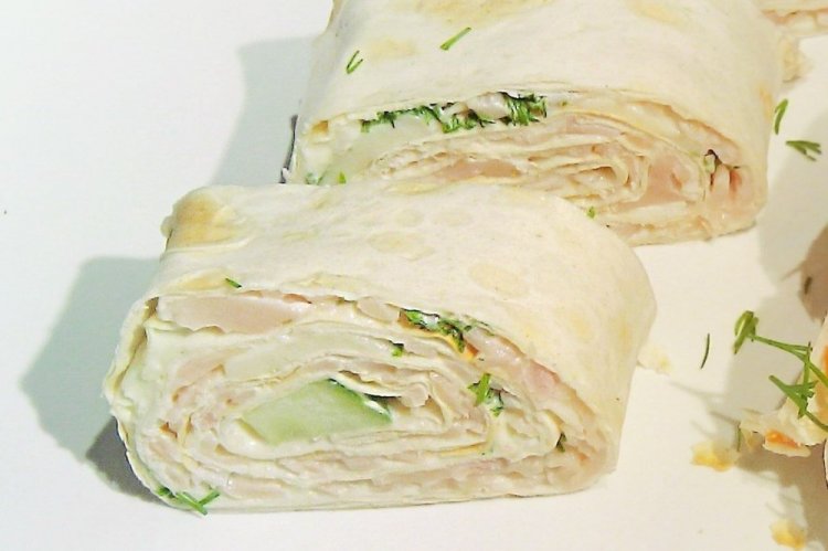 Rollo de lavash con queso crema y pollo