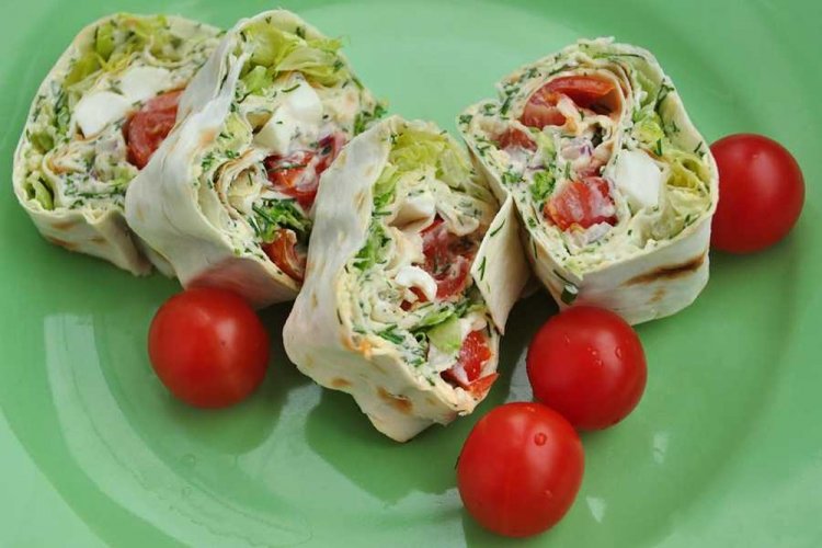 Rollo de lavash con pollo ahumado y queso crema