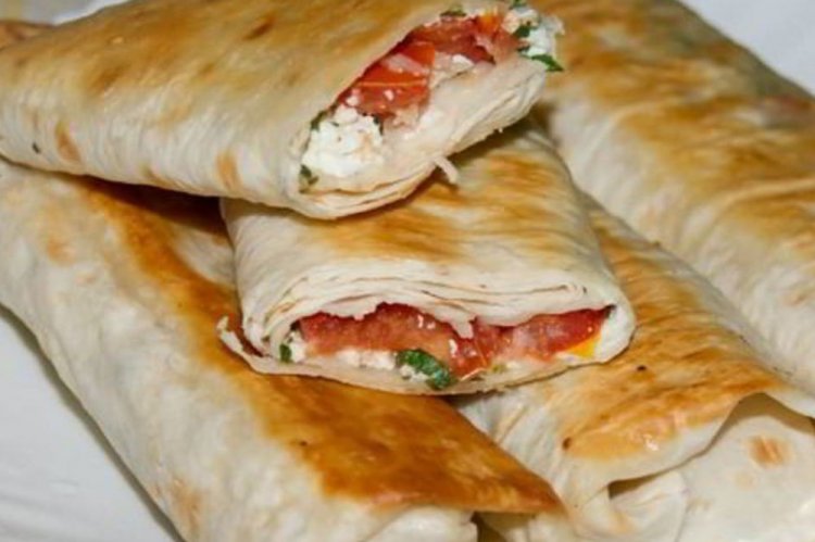 Rollo de lavash con queso crema y tomates
