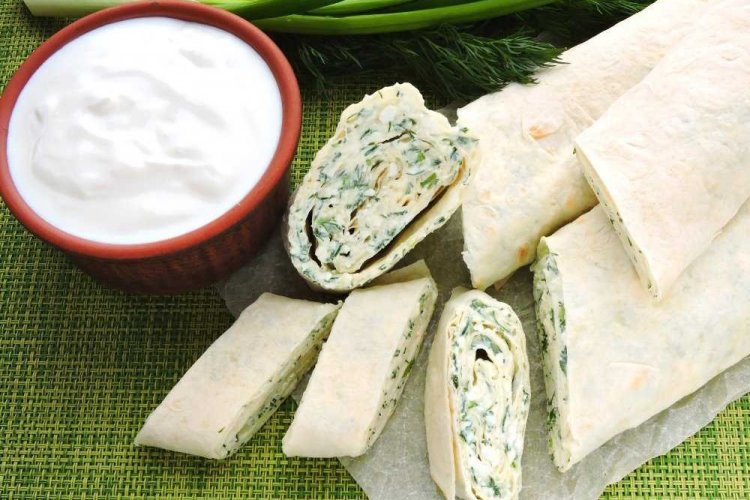 Rollo de lavash con queso crema y huevo
