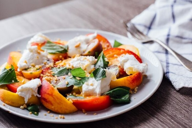 Stracciatella Salad with Peaches
