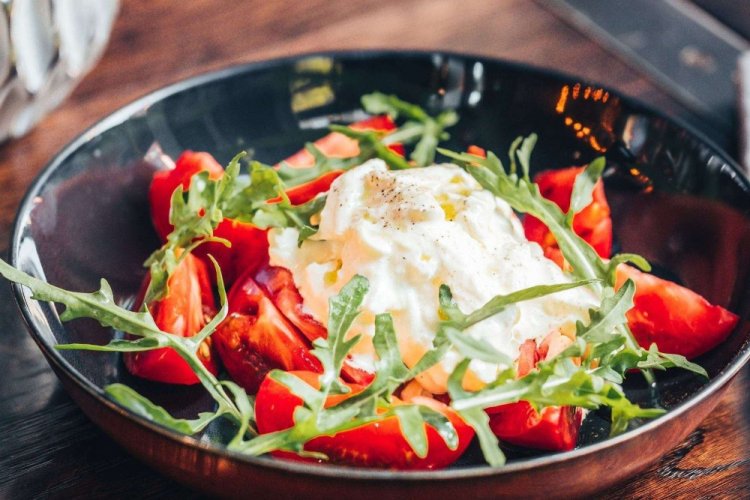 Stracciatella Salad with Tomatoes and Arugula
