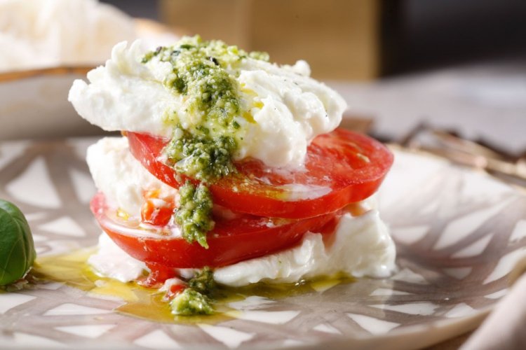 Stracciatella Salad with Pesto Sauce
