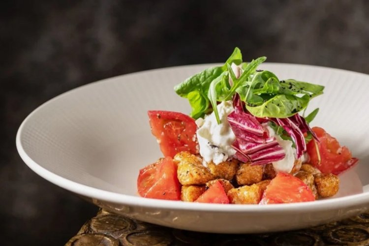 Stracciatella Salad with Croutons