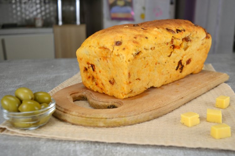 Cornbread with Feta and Sun-Dried Tomatoes