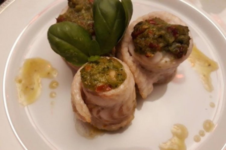 Rollo de lenguado con queso y nueces