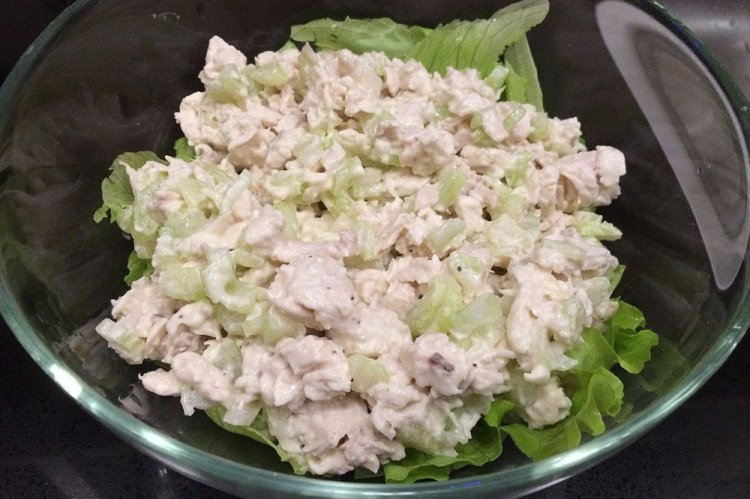 Ensalada de pollo, queso y apio