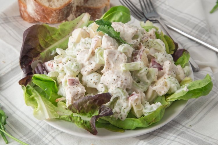 Ensalada Waldorf con pollo y apio