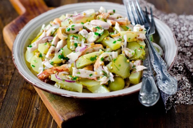 Ensalada de pollo ahumado, patata y apio
