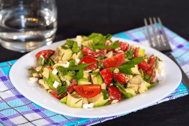 Ensalada de pollo, aguacate y apio