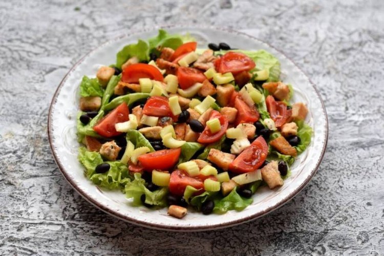 Ensalada de pollo, tomates y apio