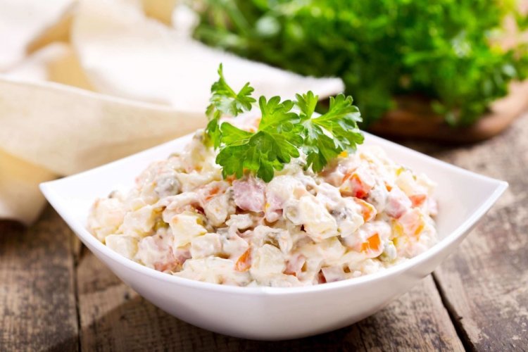 Ensalada Olivier con pollo y apio