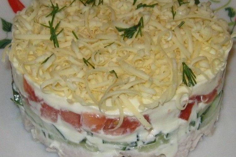Ensalada por capas con pollo ahumado y raíz de apio