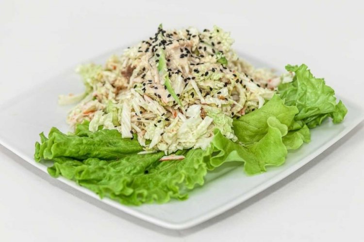 Ensalada de pollo, apio y col