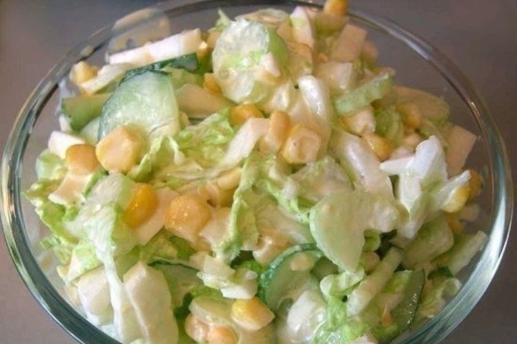 Ensalada de pollo, maíz y apio