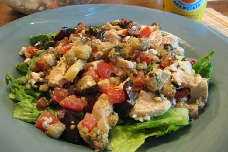 Ensalada de pollo ahumado, apio y berenjenas