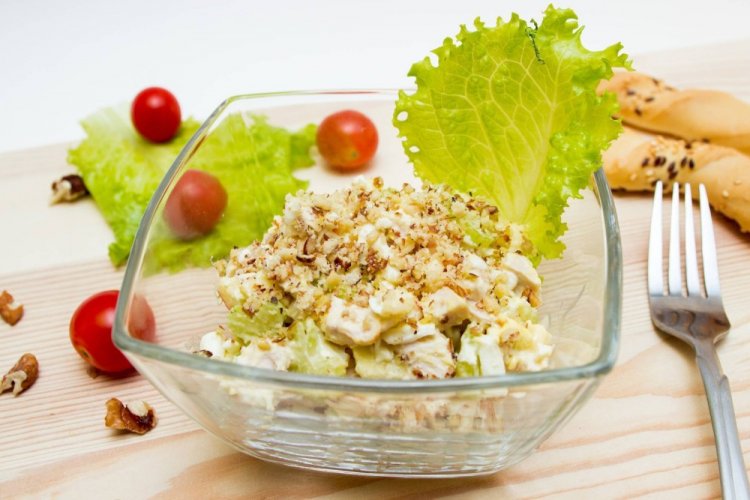 Ensalada de pollo, manzana y apio