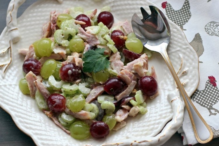 Ensalada de pollo, apio y uvas