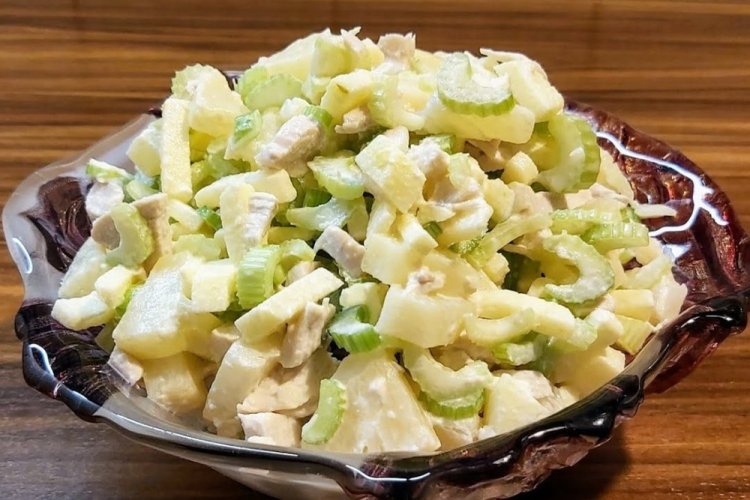 Ensalada de pollo, apio y piña