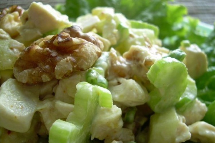 Ensalada de pollo ahumado, pera y apio
