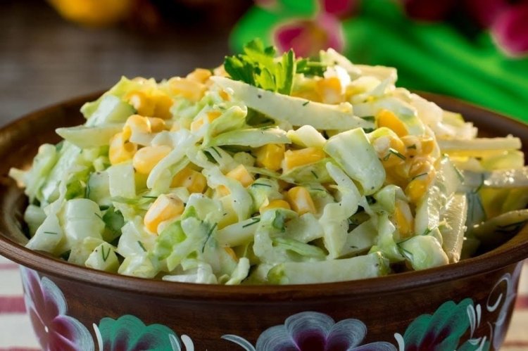 Ensalada de pollo, col china y apio