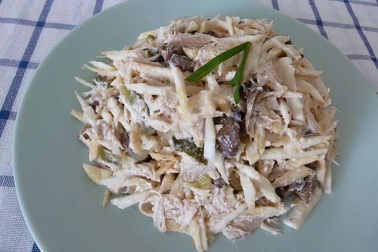 Ensalada de pollo, champiñones encurtidos y raíz de apio