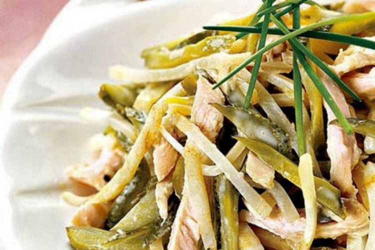 Ensalada de pollo, pepinillos y raíz de apio