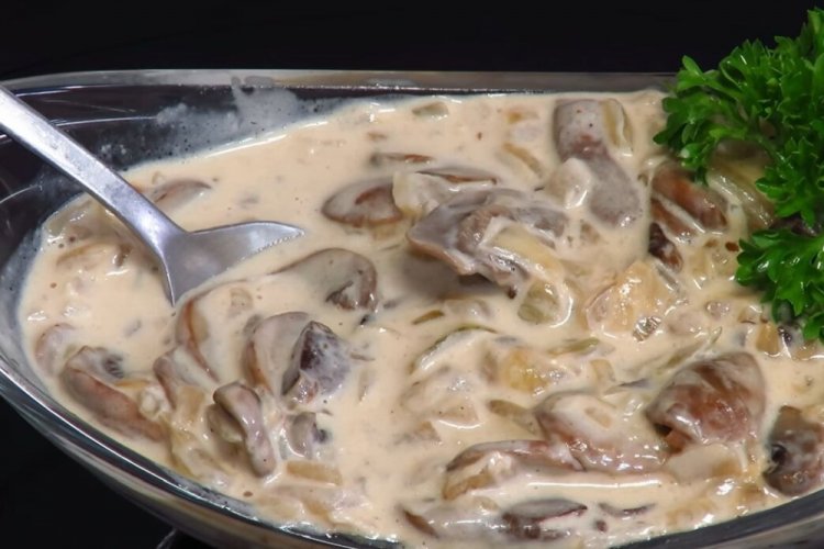 Champignon Sauce with Mushroom Broth