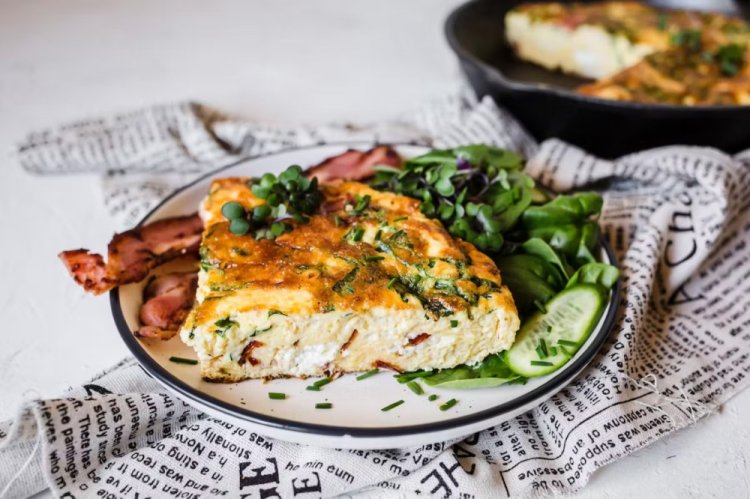 Keto Omelet with Bacon and Cheese
