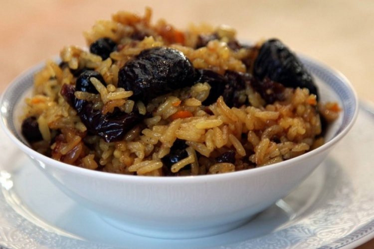 Rice with Chicken and Prunes in a Skillet