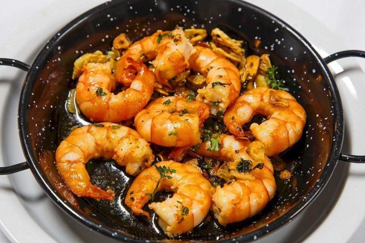 Shrimp in Soy Sauce with Garlic in a Pan