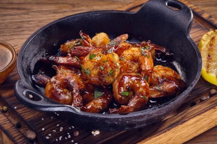 Shrimp with Onions and Paprika in Soy Sauce in a Pan