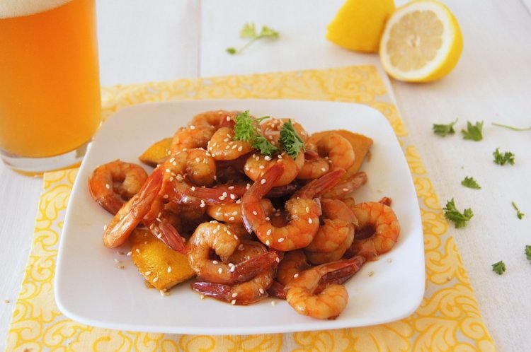Shrimp in Soy Sauce with Lemon in a Pan