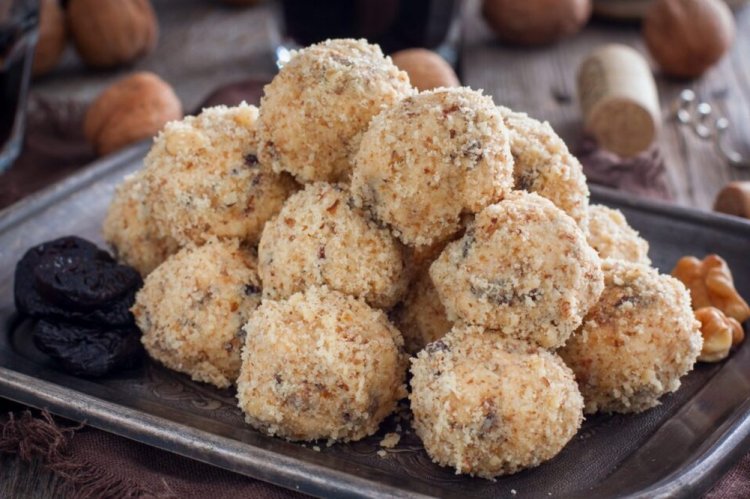 Bolitas de queso con ciruelas pasas