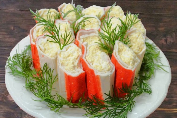 Rollitos de surimi con huevo y queso