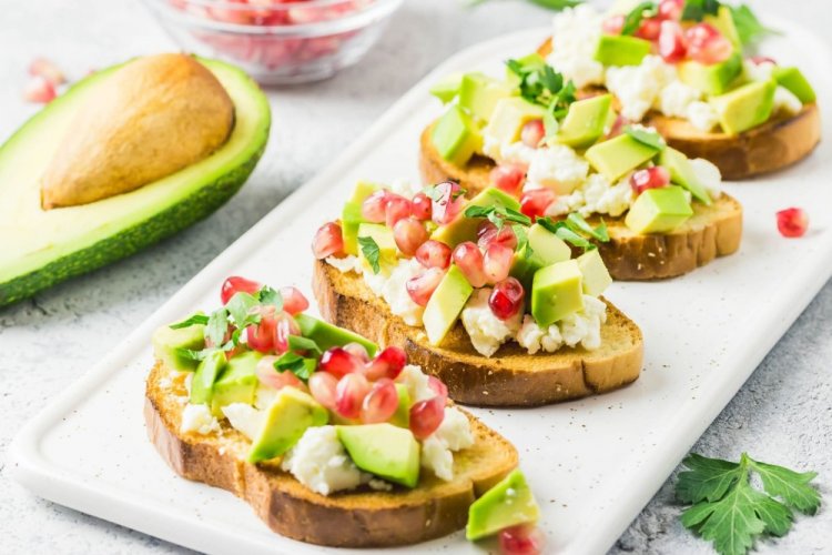 Bruschettas de aguacate y queso feta